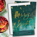 Cartão De Festividades Starry Winter Night Feliz e Bright Green Dourado<br><div class="desc">Feliz de inverno estrelado e cartão de natal Brilhante com elegante caligrafia dourada. Este chic e a design moderna combinam traços de pincel de aquarela verde, estrelas de ouro, brilho de luz estelar, poeira de ouro e uma floresta nebulosa. Ele é escrito manualmente com Feliz e Brilho e o modelo...</div>