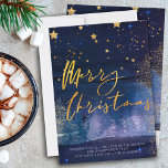 Cartão De Festividades Starry Winter Night Felry Christmas Blue Holi<br><div class="desc">Noite de inverno estrelado Cartão de Natal feliz com uma caligrafia elegante com script de ouro. Este chic e a design moderna combinam traços de pincel de aquarelas azuis, estrelas douradas, luz estelar, poeira dourada e uma floresta nebulosa. Está escrito à mão com Feliz Natal e a modelo está pronta...</div>