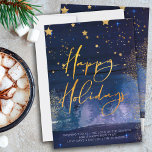Cartão De Festividades Starry Winter Night Happy Holidays Blue e Dourado<br><div class="desc">Noite estrelada de inverno Feliz Feriados Cartão de Natal com elegante caligrafia dourada. Este chic e a design moderna combinam traços de pincel de aquarelas azuis, estrelas douradas, luz estelar, poeira dourada e uma floresta nebulosa. Ela é escrita à mão com Feliz Feriados e o modelo está configurado para você...</div>