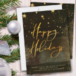 Cartão De Festividades Starry Winter Night Happy Holidays Dourado Script<br><div class="desc">Noite estrelada de inverno Feliz Feriados Cartão de Natal com elegante caligrafia dourada. Este chic e a design moderna combinam pincéis de aquarela, estrelas de ouro, brilho de estrelas, poeira de ouro e uma floresta nebulosa. Ela é escrita à mão com Feliz Feriados e o modelo está configurado para você...</div>