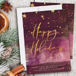 Cartão De Festividades Starry Winter Night Happy Holidays Ruby Dourado<br><div class="desc">Noite de inverno estrelado, cartão de natal Feliz Feriados com elegante caligrafia dourada. Este chic e a design moderna combinam traços de pincel de água rubi, estrelas de ouro, brilho de luz estelar, poeira de ouro e uma floresta nebulosa. Ela é escrita à mão com Feliz Feriados e o modelo...</div>