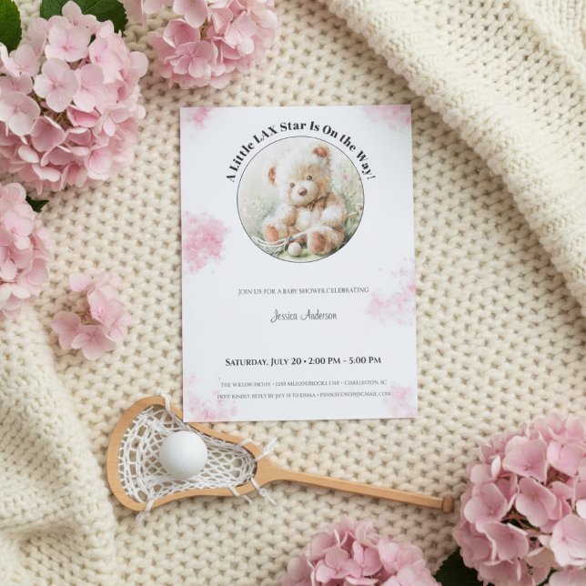 Cartão De Festividades Teddy Bear Lacrosse Baby Shower Girl Invitation  (Baby shower invitation with lacrosse bear on knitted beige blanket, surrounded by pink hydrangeas an)
