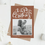 Cartão De Festividades Terracotta Modern Calliografia Foto Natal<br><div class="desc">Feliz Natal! Envie desejos de Natal para a família e amigos com este cartão de Natal personalizável. Apresenta caligrafia moderna e uma escrita simples num fundo de terracota. Personalize este cartão de Natal da caligrafia moderna adicionando sua foto, mensagem e nomes. Este cartão de Natal moderno está disponível em outros...</div>