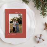 Cartão De Festividades Terracotta Retro Boho Minimalista - Letra e Foto<br><div class="desc">Este design de carta minimalista de Natal e fotos do Terracotta Retro Boho apresenta um pano de fundo suave e quente de vermelho acinzentado com um elegante pareamento de tipografia simples e uma guião delicada que oferece saudações de "Feliz Natal" ou "Feliz e Brilho" na temporada. Este estilo mínimo adorável...</div>