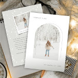 Cartão De Festividades Texto da Máquina de Escrita Mínima de Arca Simples<br><div class="desc">Texto Da Escritora De Paz E Joy Font Minimalista Arch Simples Natal Chic / Cartão com fotos De Férias. Cartões de foto de Natal ou feriado moderno com uma foto de solteiro em um layout simples com design frontal e traseira. A parte traseira apresenta um padrão de pontos nevados de...</div>