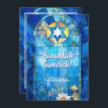 Cartão De Festividades Texto personalizado Feliz Hanukkah, vidro manchado<br><div class="desc">Celebre Hanukkah com um cartão de saudação que irradia alegria e tradição! Este cartão postal Feliz de Chanucá apresenta um vibrante design de vitrine em vários tons de azul, centrado em uma estrela proeminente de David. A saudação "Chanucá Sameach!" (Feliz Chanucá) é mostrada elegantemente em letras brancas em negrito, com...</div>