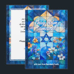 Cartão De Festividades Texto personalizado ✡️ Hanukkah feliz, vidro manch<br><div class="desc">Envie suas saudações de Chanucá com um toque pessoal usando este cartão de saudação simples de Chanucá personalizável! A frente apresenta um design de vitrine manchada com uma estrela de David no centro, cercada por padrões florais coloridos. A saudação "Chag Urim Sameach!" (Festival de Luzes Feliz) é exibida elegantemente, com...</div>