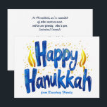 Cartão De Festividades Texto personalizado Happy Hanukkah ✡️<br><div class="desc">Este cartão de saudação "Feliz Chanucá" oferece um design vibrante e festivo perfeito para celebrar o Festival das Luzes. A frente apresenta uma tipografia azul ousada e alegre com sotaques dourados brilhantes, flanqueados pelo brilho quente de duas velas, acrescentando um toque de tradição. O cartão é personalizável, permitindo que você...</div>