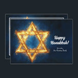 Cartão De Festividades Texto personalizado Happy Hanukkah ✡️, Estrela de<br><div class="desc">Envie suas saudações de Chanucá com um toque pessoal usando este cartão de saudação simples de Chanucá personalizável! A frente apresenta um belo design horizontal com um fundo azul desfocado e pistas de luz amarela, lembrando o brilho quente das velas de Chanucá. A saudação "Happy Hanukkah!" é mostrada elegantemente em...</div>