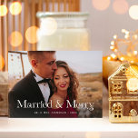 Cartão De Festividades Texto Único Elegante | Duas Fotografias Casadas e<br><div class="desc">Estes belos cartões de Natal recém-casados são elegantes e elegantes,  com tipografia branca em rico e moda única que diz "Casado e Feliz". Há espaço para duas das suas fotos de casamento favoritas,  e um lugar para a sua mensagem de feriado pessoal nas costas.</div>