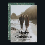 Cartão De Festividades Tipografia botânica de cor verde-moderna<br><div class="desc">Cheio moderno sangrou foto elegante rústica,  crosta aquosa,  cor seca,  cor botânica,  cor mutada,  cor mutada,  cartão de Natal de Natal. Verde-sábio,  verde-caçador,  preto,  branco e castanho moderno na via colorida.</div>