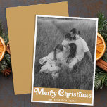Cartão De Festividades Tipografia Trendy Retro Foto Dourada de Natal<br><div class="desc">Celebre a temporada com nosso Trendy Retro Typografia Dourada Cartão de Férias de Natal, projetado para misturar elegância moderna com encanto clássico. Esta na moda apresenta uma foto impressionante da família branca e preta, colocada contra um pano de fundo de sotaques dourados que acrescentam um toque de sofisticação festiva. A...</div>