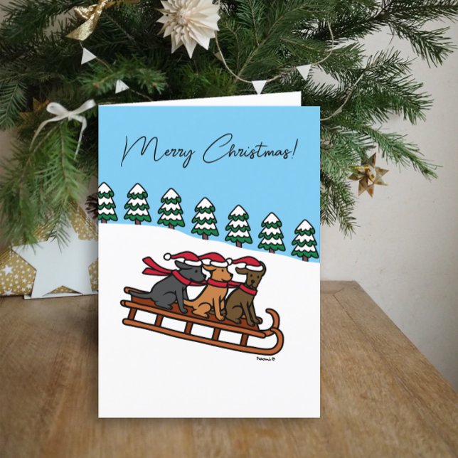 Cartão De Festividades Três Labradores - Vista de Neve Deslizante Sled (Three Labradors Sled Sliding Design Christmas Card for Labrador Owners.  Snow View Background.)