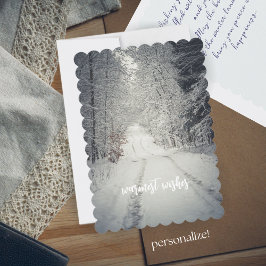 Cartão De Festividades Trilha através de uma floresta invernal coberta de