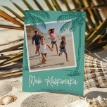 Cartão De Festividades Tropical Palm Tree Mele Kalikimaka Foto<br><div class="desc">Traga as vibrações quentes do Havaí para seus entes queridos nesta temporada de festas! Nosso cartão de Natal moderno no Havaí é uma expressão de amor, com um delicioso fundo teal, uma faixa quadrada para uma foto familiar, com palmeiras escuras e palmeiras escuras, e adornada com a saudação animadora de...</div>