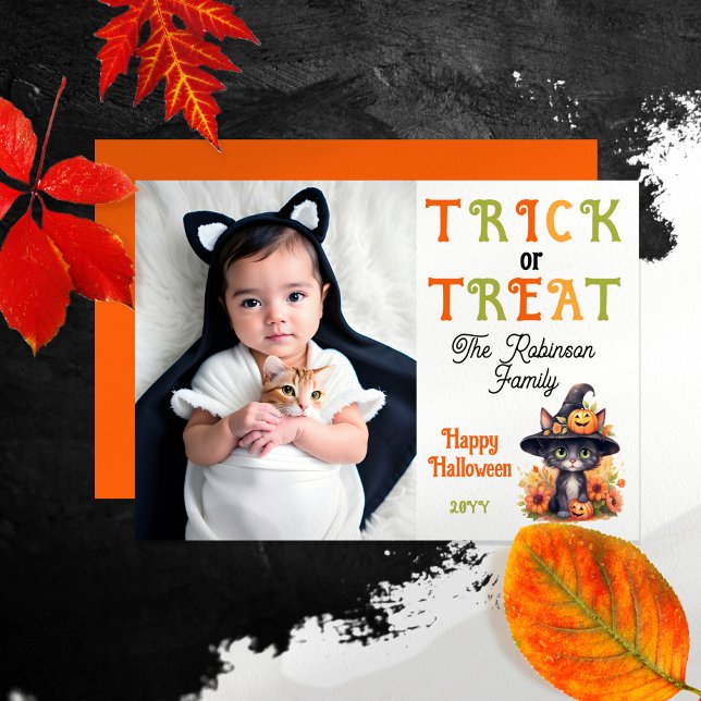 Cartão De Festividades Truque de Foto do Chapéu de Bruxa de Gato Bonito o ("Trick or Treat" your friends and family with this cute cat in a witches hat Halloween photo card!)