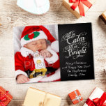 Cartão De Festividades Tudo é Foto de Natal Calm e Bright Chalkboard<br><div class="desc">O cartão com fotos sofisticado clássico é elegante e excelente para a família, bebê ou qualquer um! Tudo é Calmo, Tudo é Brilho. Cinza de carvão negro fundo conselho negro do quadro negro com o desenho do rico do giz escrevendo com palavras do famoso carol de Natal, Noite Silenciosa. Um...</div>