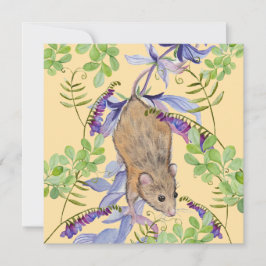Cartão De Festividades Um rato engraçado num matagal de flores.