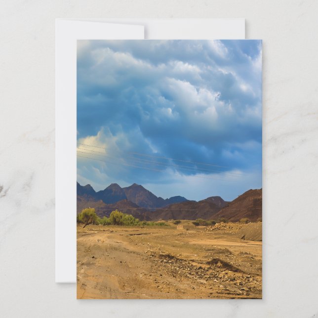 Cartão De Festividades Uma paisagem árida sob um dramático céu nublado (Frente)