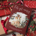 Cartão De Festividades Vamos Obter Feliz | Natal com efeito escovado<br><div class="desc">Deseje a seus amigos e família um natal alegre com esses cartões de natal modernos e violentos de efeito fotográfico. Apresentando um fundo vermelho,  um script que lê 'LETS GET FELIZ',  sua foto favorita da família e personalizado com uma mensagem de saudação seu nome de família e o ano.</div>