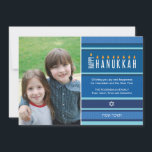 Cartão De Festividades Velas de Hanukkah riscadas<br><div class="desc">Um menorah é renderizado usando tipografia neste cartão de saudação liso de Hanukkah. A palavra "Happy" está do seu lado servindo como o Shamash, enquanto as outras letras que soletram "Chanucá" servem como as oito velas Chanucá. O fundo listrado tonal azul lembra um talento. Adicione sua foto e uma mensagem...</div>