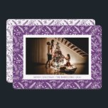 Cartão De Festividades Veneração de Natal (Ameixa) Foto Horizontal<br><div class="desc">Este cartão festivo de fotografia de solteiro apresenta um padrão botânico roxo e branco desenhado à mão no inverno. Ele tem espaço para uma foto horizontal sobre um simples cartões de natal.</div>