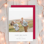 Cartão De Festividades Vermelho de Foto Simples da Família Natal Elegante<br><div class="desc">Um cartão fotográfico mínimo de na moda com tipografia clássica "Feliz feriado" em preto sobre um fundo branco minimalista e limpo e uma cor vermelha rica no verso. A foto, o cartões de natal e o nome podem ser facilmente personalizados para um toque pessoal. Um design de natal simples, minimalista...</div>