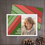 Cartão De Festividades Vermelhos Vermelhos - 1 Foto<br><div class="desc">Modelo de fotografia frontal do Solteiro em uma grade simples com uma borda branca. Um padrão divertido e retrô de faixa com vermelhos e verdes e uma simples fonte fazem um design moderno e mínimo para a temporada de férias. Traseiro - Padrão verde profundo e vermelho de faixa retrorativa com...</div>