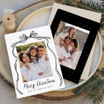 Cartão De Festividades Vintage Black Arco Felry Christmas 2 Photo<br><div class="desc">Comemore a época de férias com este charmoso cartão de Natal que mostra a foto da sua família, enquadrada por um arco preto festivo e fita em um fundo branco nítido. "Feliz Natal" é escrito elegantemente em um encantador roteiro preto manuscrito, com espaço para personalizar seu nome familiar abaixo. A...</div>