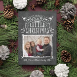 Cartão De Festividades Vintage Chalkboard Feliz Little Christmas Card<br><div class="desc">Este cartão com fotos de estilo 'kalkboard' vintage apresenta a frase "tenha um pequeno Natal feliz" em letras manuais e sotaques desenhados à mão. Personalize-o com a sua fotografia e os seus nomes familiares!</div>