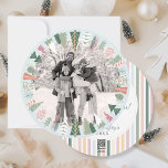 Cartão De Festividades Vintage Chic Christmas Tree Photo BLUE rosa Round<br><div class="desc">Este cartão de Natal redondo, branco e quadrado, com natais vintages quíticos, circular circular circular, com uma fotografia, o fundo azul moderno em floco de neve, com sotaques cor-de-rosa e verdes, e o lado festivo listrado para trás, é o cartão personalizado perfeito para o inverno e maravilha para enviar aos...</div>