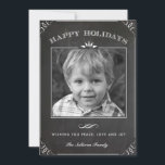 Cartão De Festividades Vintage Faux Chalkboard Happy Holidays Photo<br><div class="desc">Envie seus desejos de feriado para amigos e familiares com este cartão de feriado personalizável. Este cartão de feriado fotográfico apresenta um padrão de quadro de referência falso. Personalize adicionando seus detalhes. Este cartão de feriado personalizado está disponível em outras cores e estoque de cartão. Itens correspondentes estão disponíveis.</div>