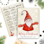 Cartão De Festividades Vintage Felry Christmas Gnomo no calendário Red 20<br><div class="desc">Este cartão de Natal apresenta uma ilustração gnomo bonitinha,  saudações de Feliz Natal e um texto de modelo para digitar o nome da sua família e o ano. O calendário de 2025 está do lado de trás. Gnomo alegre em vermelho está em um fundo bege antigo neste design.</div>