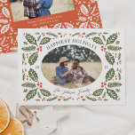 Cartão De Festividades Vintage Holly Berries - Foto Oval | Verde e Vermel<br><div class="desc">Este elegante e caprichoso cartão com fotos de feriado mostra nossa folhagem original desenhada para o inverno que enquadra sua foto com elegante tipo curvo. A parte traseira apresenta um padrão correspondente a uma foto e um ponto para mais texto.</div>