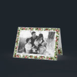 Cartão De Festividades Vintage Holly Frame Photo Greeting Card<br><div class="desc">O estilo clássico de Natal de Holly ganha um novo giro como o quadro da sua foto favorita da família. Personalize o texto sob sua imagem com uma mensagem de alegria e seu nome de família. Crie uma mensagem pré-impressa dentro desta placa dobrada ou limpe o texto das placas de...</div>