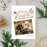 Cartão De Festividades Vintage Holly Tilted Snapshot no Natal<br><div class="desc">Este cartão com fotos festivo e chic apresenta nossa folhagem de inverno desenhada à mão original com uma doce tipografia estilada em cores vibrantes e duas fotos inclinadas. A parte de trás vem com um padrão correspondente</div>