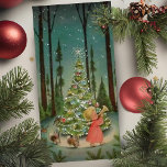 Cartão De Festividades Vintage Little Christmas Angel in the Woods Custom<br><div class="desc">Este cartão de dia apresenta um anjo menina tocando trompete enquanto marchava em torno de uma bela árvore de Natal na floresta, com belos coelhinhos e um pássaro atrás dela. Na parte de trás do cartão lê-se "Que sua temporada de férias seja cheia de amor e alegria. Feliz Natal!" e...</div>