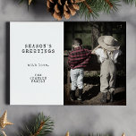 Cartão De Festividades Vintage Mínima Uma Foto Personalizada Natal<br><div class="desc">Apresentando o nosso cartão de férias personalizado de Natal minimalista Vintage One, uma forma encantadora e personalizada de compartilhar o calor da época de férias com os seus entes queridos. Essas placas são projetadas com um toque antigo, fazer-as nostálgicas e significativas. Com fotos familiares e textos em estilo de máquina...</div>