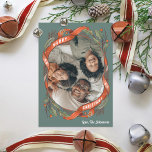 Cartão De Festividades Vintage Red Ribbons Holly Foto<br><div class="desc">Quadro original ilustrado com fitas vermelhas e folhas holly. Personalize ainda mais para adicionar mais texto ou mais fotos no verso.</div>