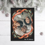 Cartão De Festividades Vintage Red Ribbons Holly Foto<br><div class="desc">Quadro original ilustrado com fitas vermelhas e folhas holly. Personalize ainda mais para adicionar mais texto ou mais fotos no verso.</div>