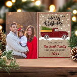 Cartão De Festividades Vintage Red Truck Com Foto De Natal Em Árvore<br><div class="desc">Espalhe a alegria de férias com este Cartões de foto de Natal personalizado com um charmoso carregando de caminhão vermelho vintage numa árvore de Natal. O design rústico, combinado com flocos de neve festivos e uma vibração de férias confortável, torna este cartão perfeito para partilhar os desejos mais calorosos da...</div>