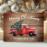 Cartão De Festividades Vintage Red Truck Felry Natal Russo Madeira<br><div class="desc">Envie um único cartão de saudação de fotos de feriado rústico personalizado para sua família e amigos que eles vão amar. Esta design apresenta um caminhão de coleta vermelho vintage carregando uma árvore de Natal no fundo de uma falsa madeira intacta sobre o caminhão em tipografia escrita com letra branca,...</div>