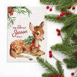 Cartão De Festividades Vintage Retro Christmas Deer<br><div class="desc">Veado retrorreflector bonito com sinos de arco e punho em volta do pescoço. O texto diz: É a estação mais feliz de todos.</div>