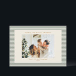 Cartão De Festividades Vintage Sage Green Stripes Foto Personalizada Nata<br><div class="desc">Compartilhe desejos quentes de férias com este cartão de Natal listrado moderno, com a sua fotografia da família favorita. Projetada com fundo de marfim limpo e faixas verdes e verdes, essa carta festiva emparelha minimalismo contemporâneo com charme de eterno. O tipo de serifa clássico e o script em minúsculas dão...</div>
