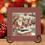 Cartão De Festividades Vintage Santa Claus - Cartas de Natal<br><div class="desc">Mande o espírito do estilo retrô de Natal com esta charmosa carta de natais vintages do Papai Noel. Deixe um toque de nostalgia de férias aquecer o dia de alguém. Um design de Santa Claus retrógrado traz lembranças do passado natalício e ajuda a criar memórias nessa época de férias. Espalhe...</div>