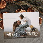 Cartão De Festividades Vintage Typografia e Laranjas Feliz Natal<br><div class="desc">Este belo cartão com fotos de Natal apresenta a antiga tipografia estilada lendo, "Feliz Natal". A parte de trás do cartão contém uma design de laranjas e flores de inverno. Uma camada escura de fotos na frente da placa permite que o texto branco se destaque contra a foto - o...</div>