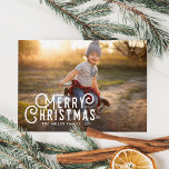 Cartão De Festividades Vintage Typografia Feliz Foto de Cheio de Natal<br><div class="desc">Este cartão chic e doce de Natal apresenta uma simples tipografia com vibrações vintage e um padrão festivo nas costas.</div>