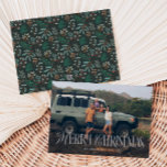 Cartão De Festividades Vintage Winter Botanicals Feliz Foto de Natal<br><div class="desc">Vintage e Cartões de foto de Natal festivo com fonte tipográfica que diz "Feliz Natal". Adicione sua foto horizontal da família. A parte de trás do cartão apresenta uma ilustração desenhada à mão de produtos de botânica de inverno.</div>