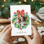 Cartão De Festividades Watercolor Berry e Holly Wreath<br><div class="desc">Belamente,  o design apresenta bagas de cor-d-água e borras ocas com sua foto favorita e na parte de trás do cartão há uma coroa menor com as palavras "paciência,  alegria e amor". Personalizado com o nome da família.</div>