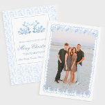 Cartão De Festividades Watercolor Christmas Blue Grandmillennier Floral<br><div class="desc">Cartão de Feriado Floral de Natal Azul do Vovô Milenar com Água. Este belo Cartões de foto de Natal mostra a aquarela elementos da chinoiserie de Natal como um quadro para uma foto. Voltar ao convite é o Natal Stockings com a terra natalícia e arcos. É perfeito se você está...</div>